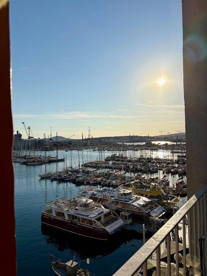Gîte pour 2 personnes, avec terrasse et vue dans Office De Tourisme De Toulon - 3