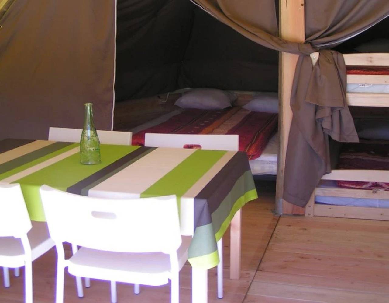 Zecamping 3 étoiles piscine chauffée locatif Bbq 19m2 in Argentonnay, Deux-Sèvres