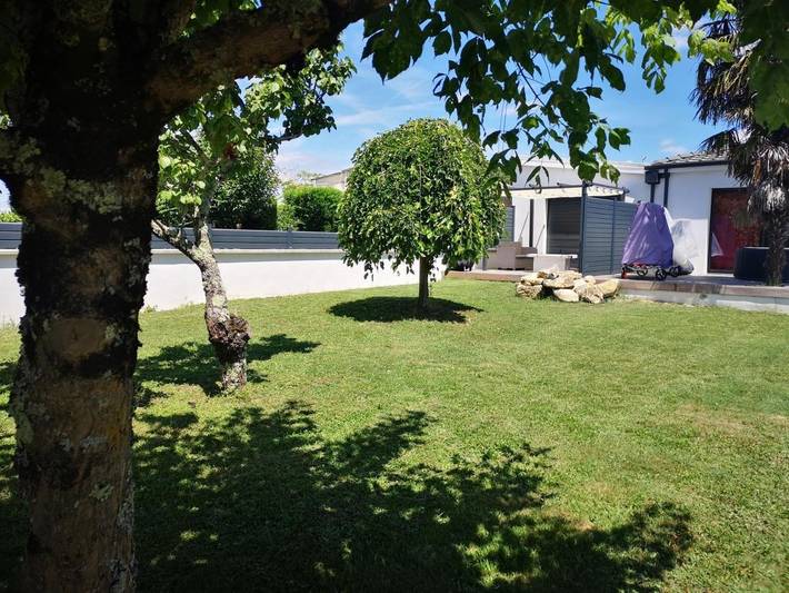 Location de vacances pour 6 personnes, avec Terrasse ainsi que Jardin et Vue à Yvrac
