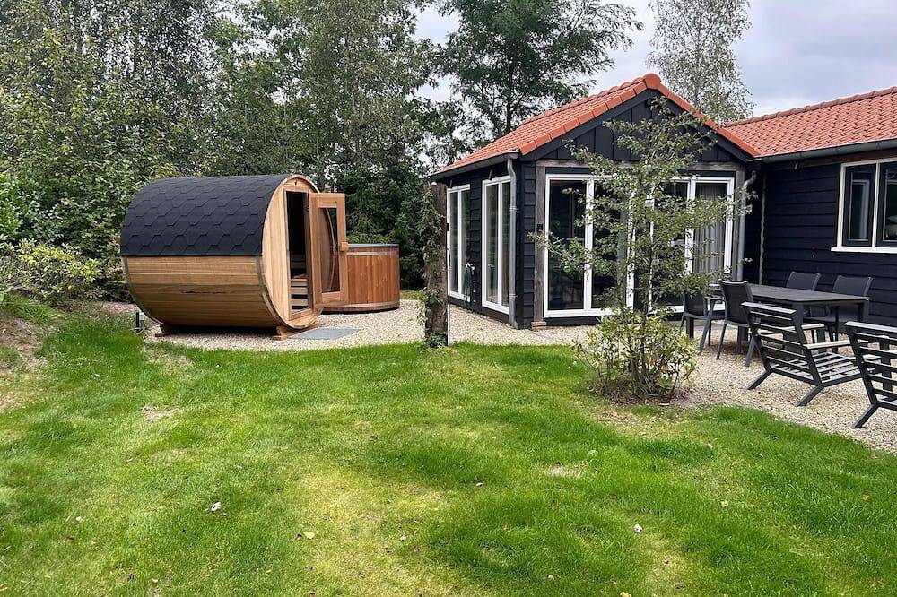 Escape together in the Achterhoek: a 2-person lodge with private sauna, hot tub and cosy living area with open kitchen. Perfect for peace and nature. in Achterhoek