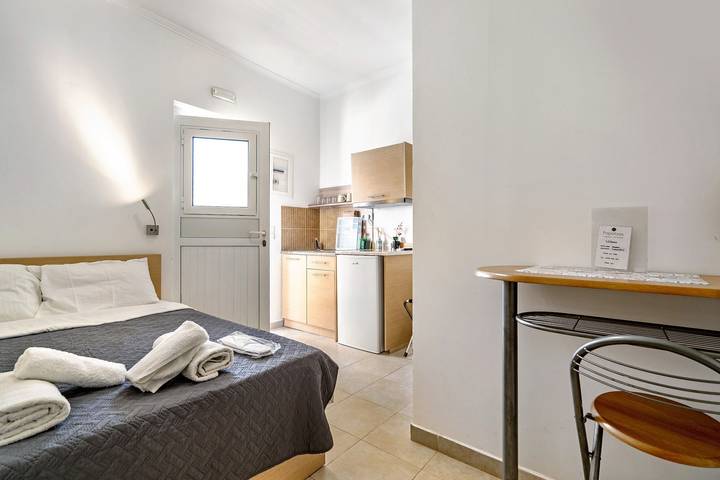 Studio entier, Studio "avec terrasse" avec piscine partagée, Wi-Fi et climatisation in Nydrí, Grèce