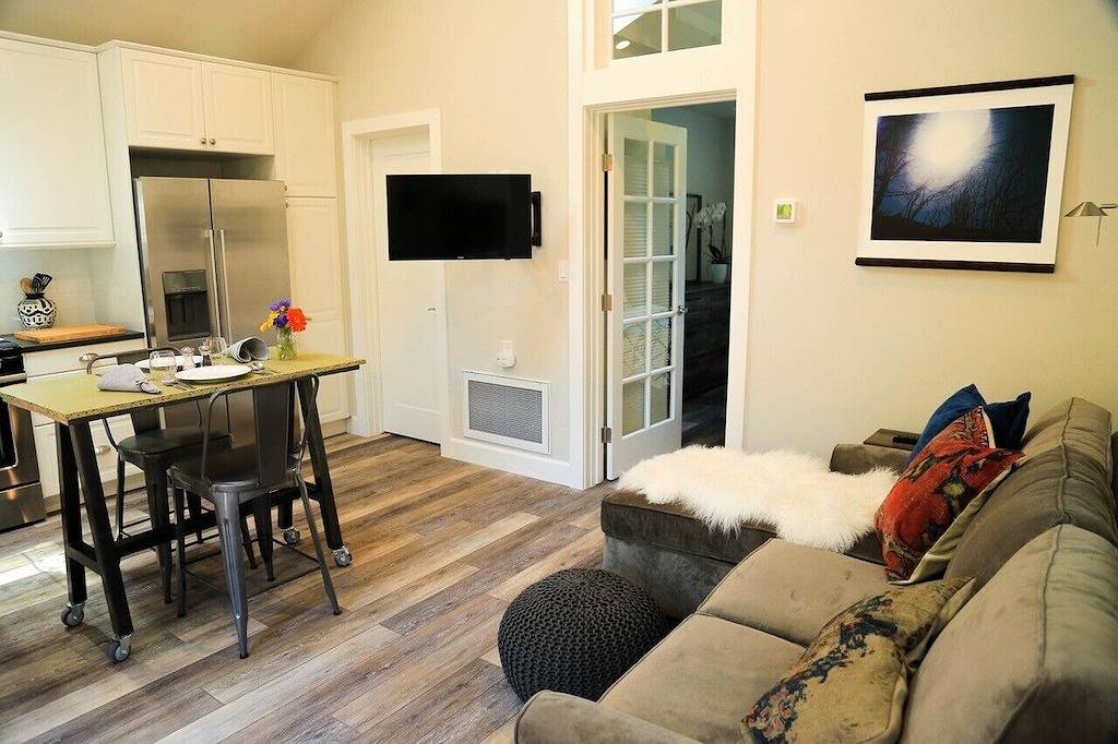 Elegantes Gästehaus nur wenige Gehminuten von der fabelhaften Innenstadt von Sebastopol entfernt in Sebastopol, California North Coast