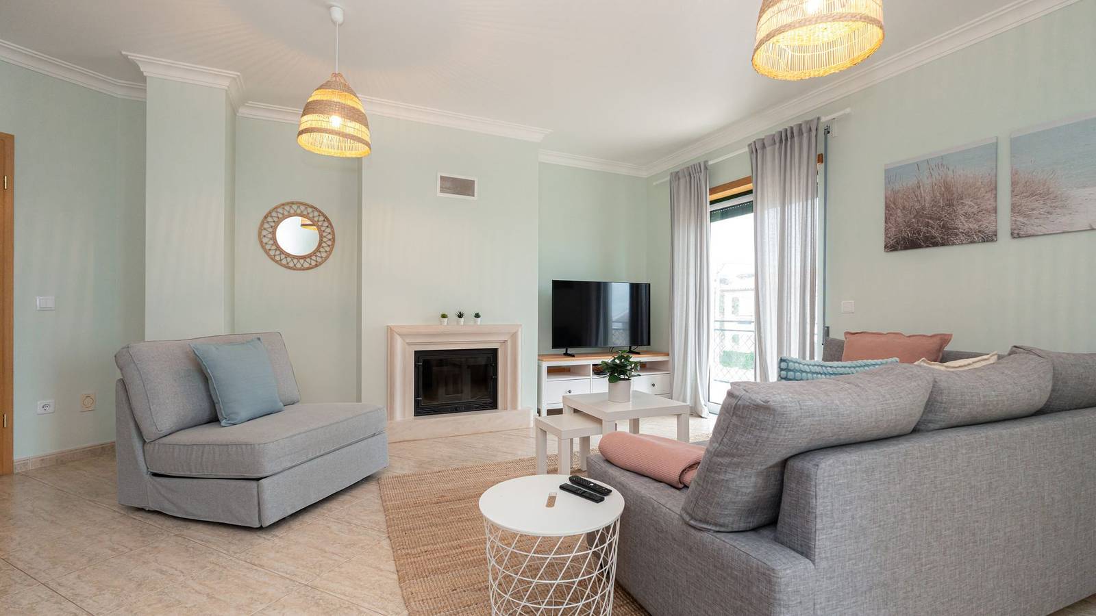 Ganze Wohnung, Amazing 2Bdr Flat W/ Terrace & Pool by Lovelystay in Buarcos, Figueira da Foz