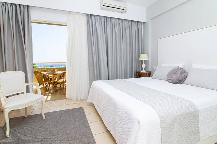 Appart’hôtel pour 6 personnes, avec Terrasse ainsi que Jardin et Piscine dans Malia