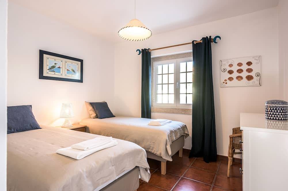 Villa over the Atlantic Ocean in Magoito-Sintra in Praia do Magoito, São João das Lampas e Terrugem