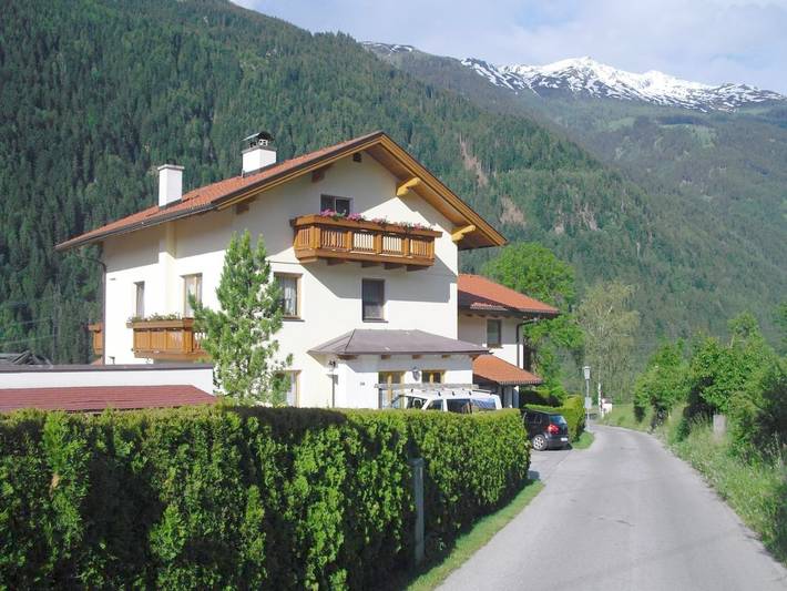 Ferienwohnung für 4 Personen, mit Garten und Pool sowie Ausblick, mit Haustier