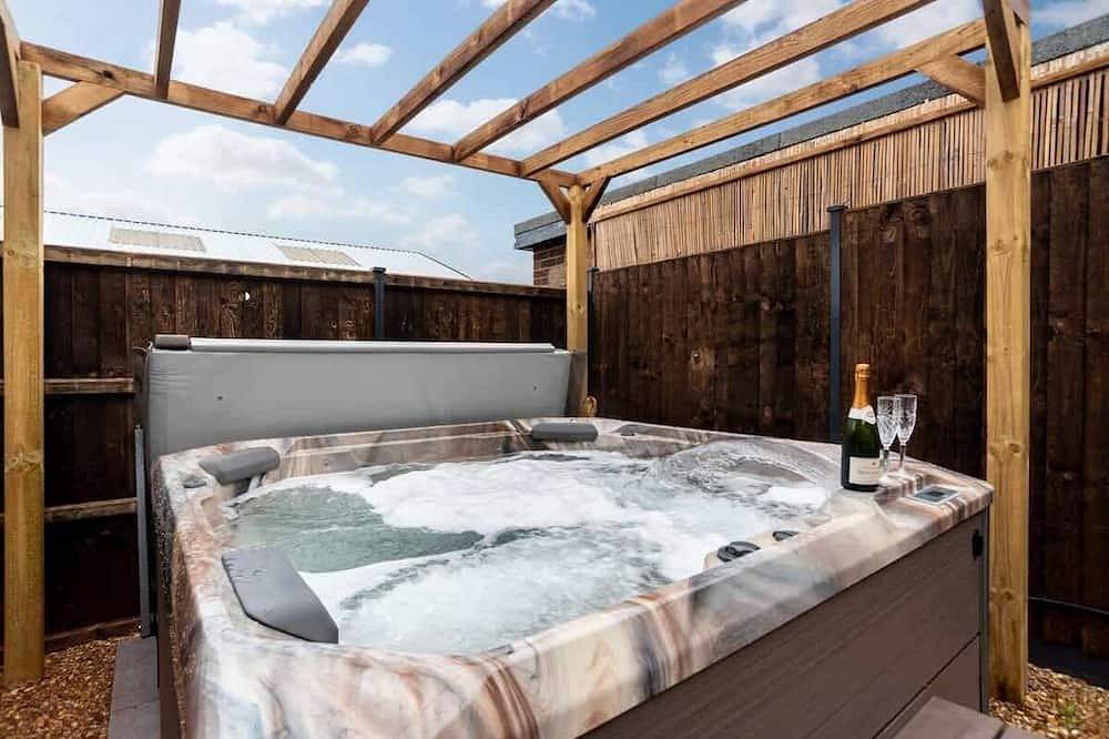 Cromer Beach House · Sleeps 12 · Hot Tub & Parking in Cromer, Norfolk Coast