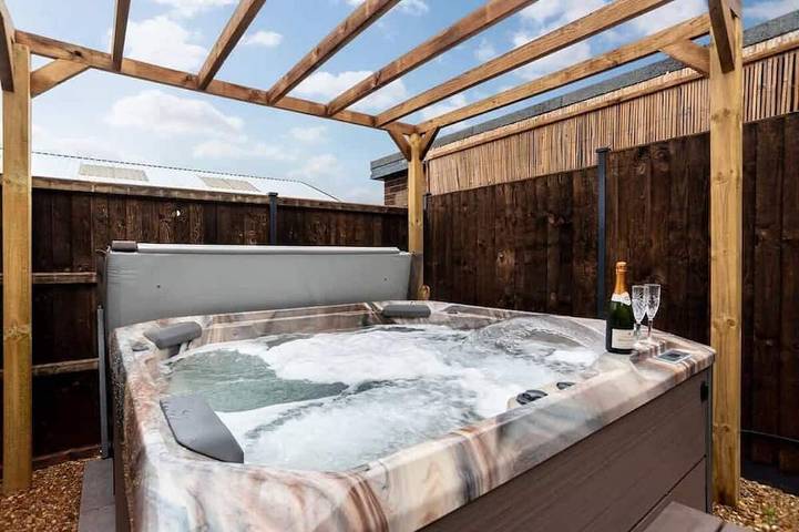 Beach house for 12 people, with Balcony and Hot tub as well as Garden in Norfolk