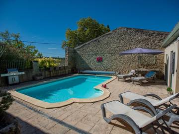 Gîte pour 6 personnes, avec terrasse et piscine, animaux acceptés à Montréal (Lanquedoc-Roussillon)