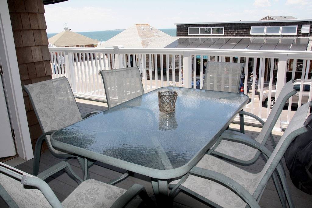 Ganze Wohnung, Ein wunderschönes neues Abo in der Innenstadt von Watch Hill mit Blick auf das Meer und die Bucht. in Watch Hill, Washington County (RI)