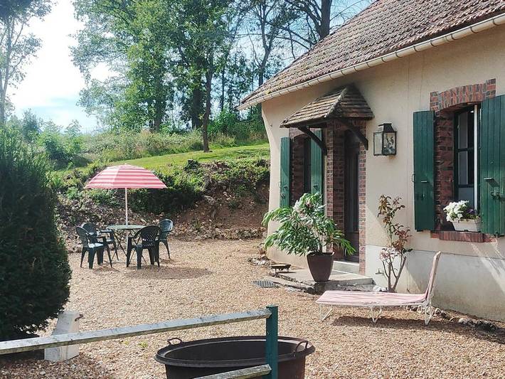 Location de vacances pour 4 personnes, avec Terrasse ainsi que Jardin et Vue dans Conie-Molitard