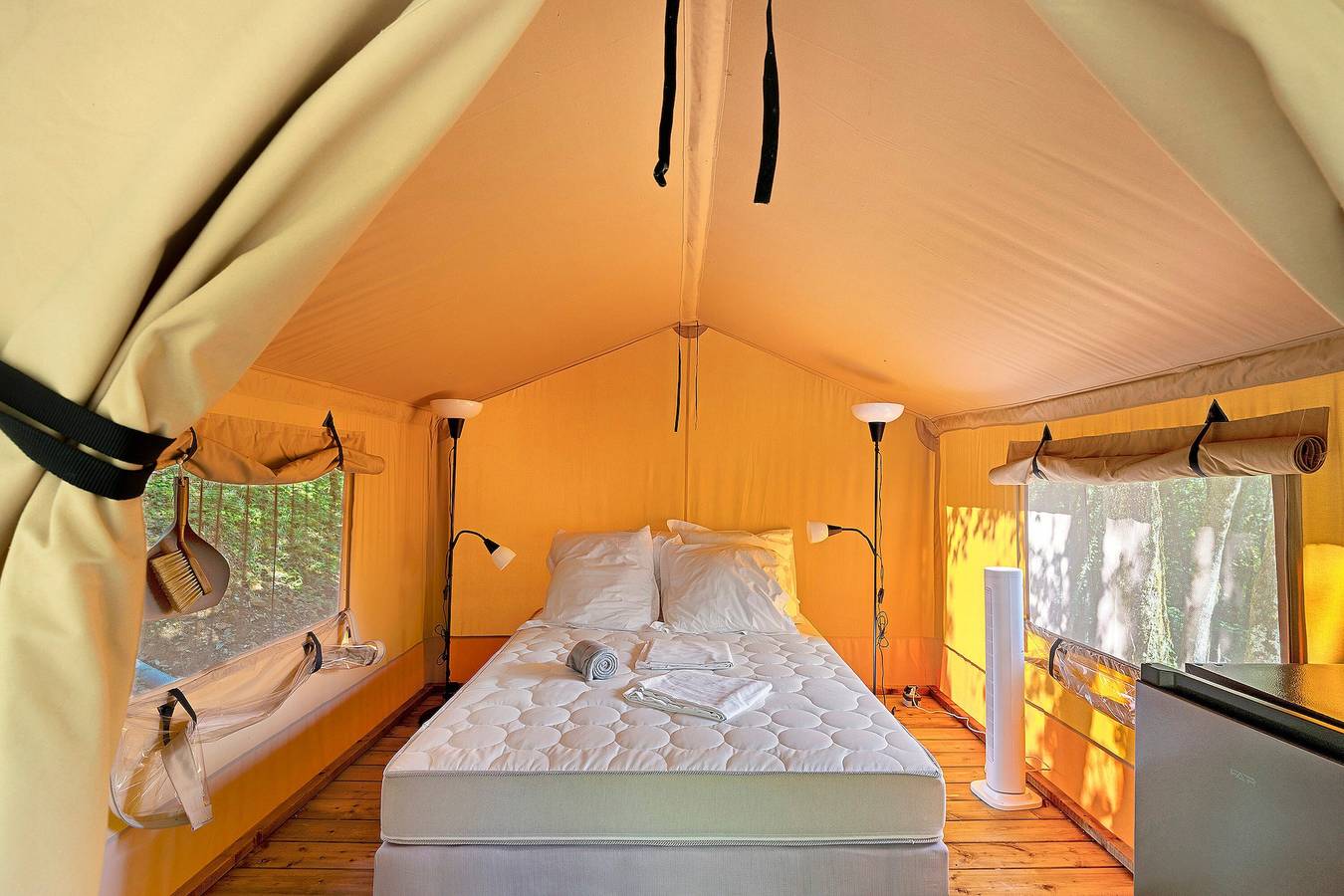 Glamping « Tente Safari » avec piscine partagée in Calviac-en-Périgord, Périgord Noir