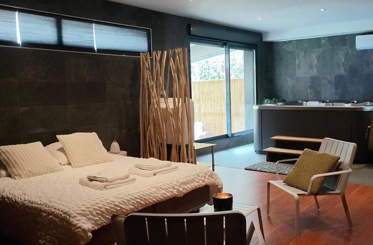 Gîte pour 2 personnes, avec Jacuzzi et Terrasse ainsi que Jardin et Piscine dans Hersin-Coupigny