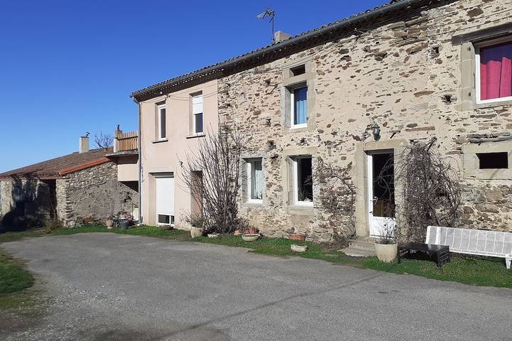 Gîte pour 4 personnes, avec jardin et balcon à Les Brunels