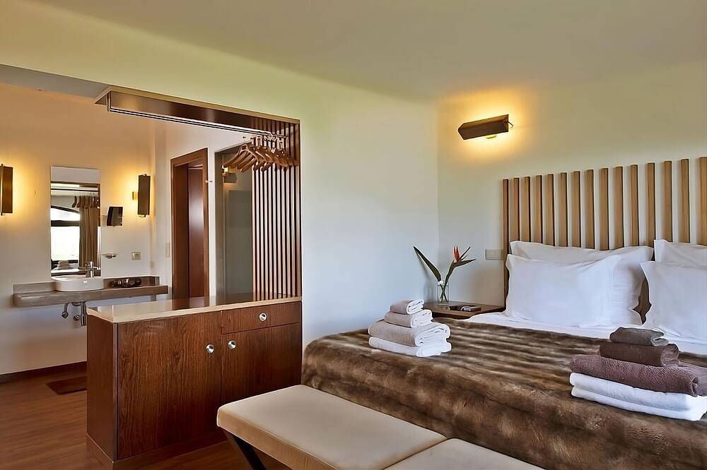 Beach Getaway! Outdoor Swimming Pool, Free Parking, Minutes' to Arrifes Beach! in Albufeira, Distretto di Faro