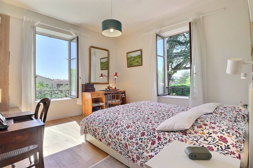 Clos du Cèdre - High-End Family Home with Spacious Garden, Pool, Parking in Caluire-et-Cuire, Lyon und Umgebung