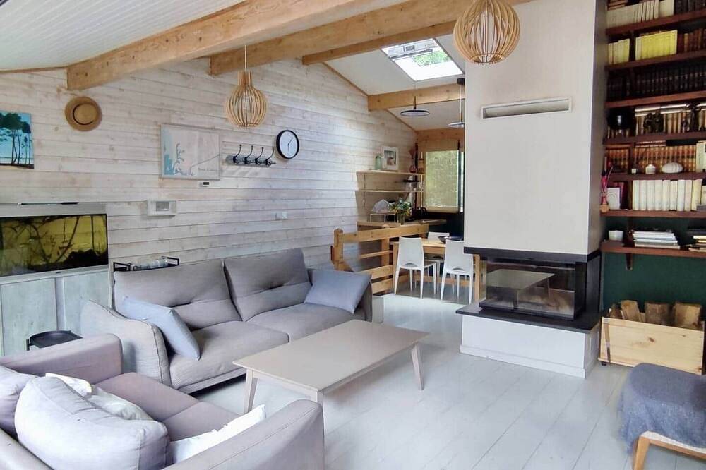 Wooden family house by the water, marina in Lac de Lacanau, Lacanau