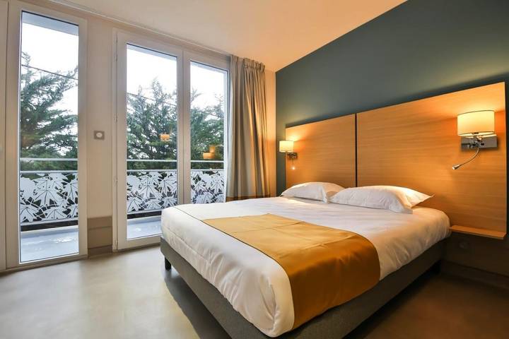 Hôtel pour 2 personnes, avec terrasse et jacuzzi ainsi que bassin pour enfant et piscine