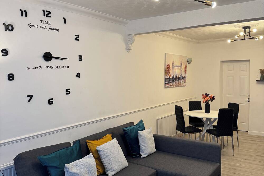 Welcome to this newly renovated cozy & charming home in Dagenham, East London in Barking and Dagenham, London