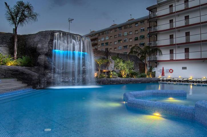 Hôtel pour 2 personnes, avec vue et piscine ainsi que bassin pour enfant et terrasse