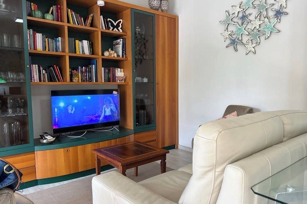 Villa Tiziana, a stone's throw from the sea, in the green trees, ideal for families in Contrada Difesa, Pizzo