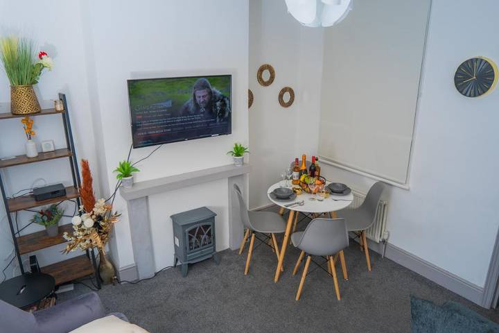 Apartment for 10 people, with Terrace and Garden in Northampton