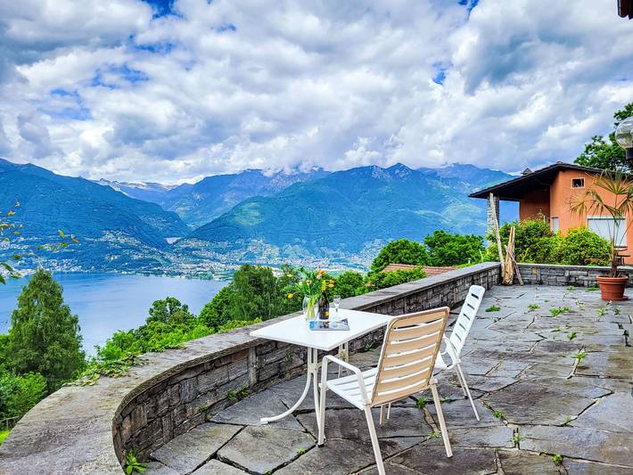 Ferienwohnung für 2 Personen, mit Terrasse und Garten sowie Ausblick und Seeblick in Gambarogno