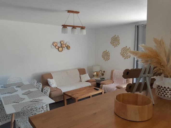 Location de vacances pour 8 personnes, avec Jardin et Piscine à Saint-Cyran-du-Jambot