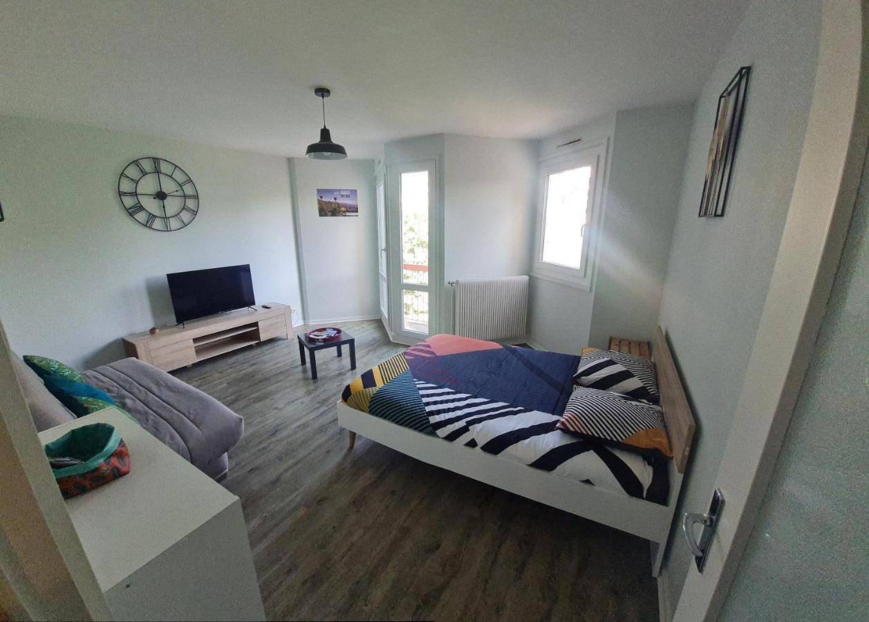 Appartement entier, One-Bedroom Apartment in Vals-près-le-Puy, Haute-Loire