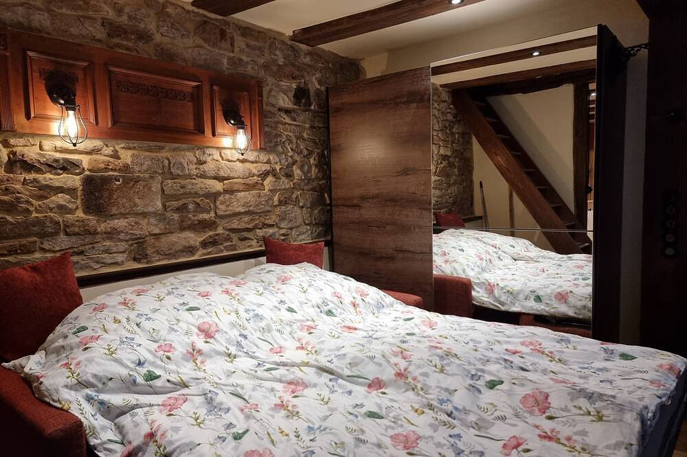 Ganze Wohnung, Gemütliche Ferienwohnung im Liebevoll Renovierten, Ältesten Fachwerkhaus in Bad Münster am Stein-Ebernburg, Bad Kreuznach