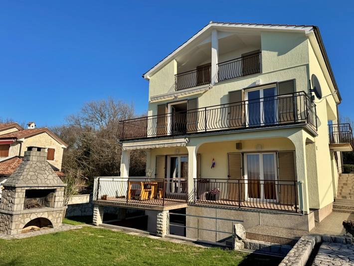 Ganze Wohnung, 2-Zimmer-Ferienwohnung mit Balkon und Meerblick Malinska, Krk A-23878-c in Malinska-Dubašnica, Krk