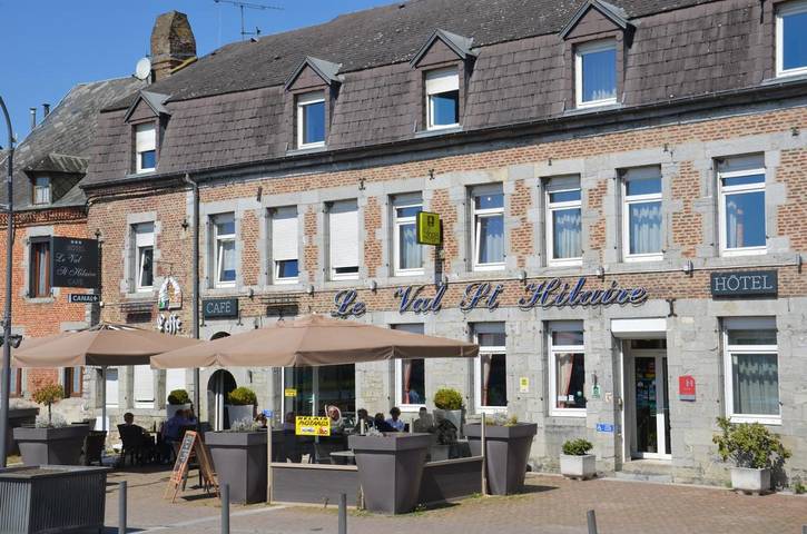 Hôtel pour 2 personnes, avec Terrasse ainsi que Jardin et Vue à Givet (homonymie)