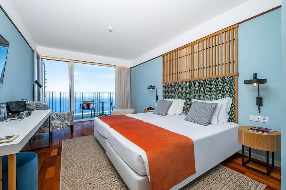 Wake Up to Waves: Bright Seaview Room with Scenic Coastal Backdrop & Breakfast! in Santana, Madeira