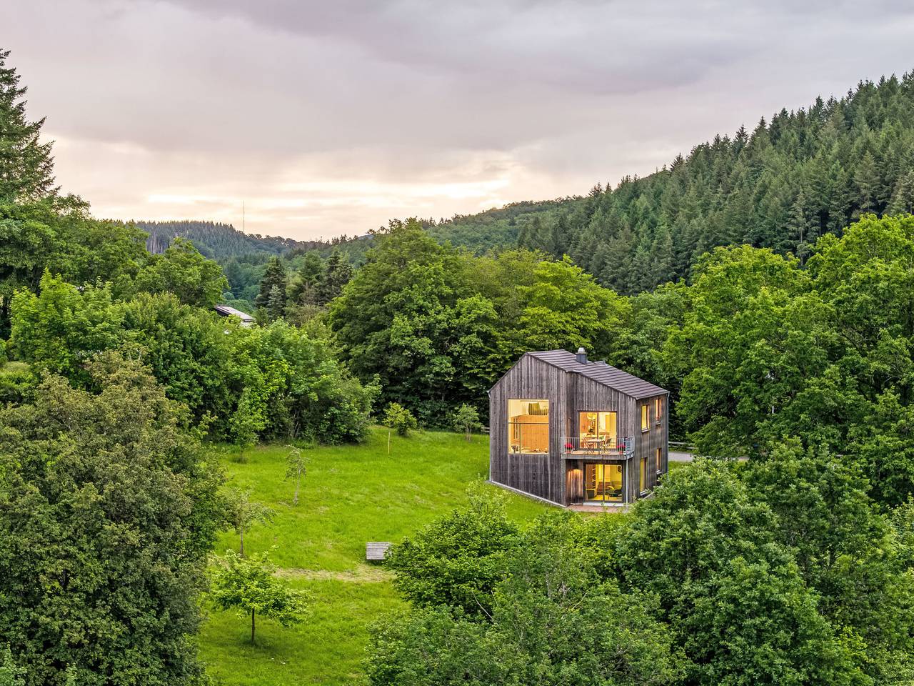 Moderner Holzhausneubau in der Eifel in Schutz, Vulkaneifel