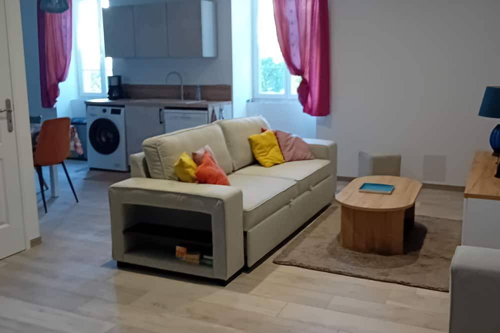 Apartamento entero, New, single-storey apartment in a Gers mansion with hillside views in Lectoure, Gers