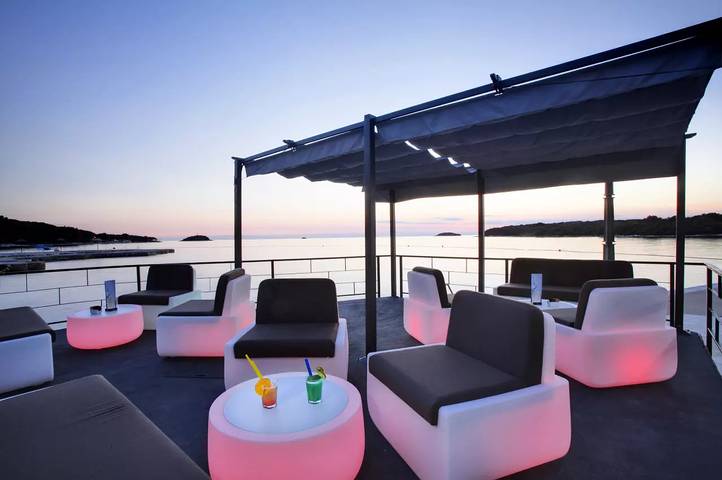 Camping für 4 Personen, mit Terrasse in Vrsar - 4