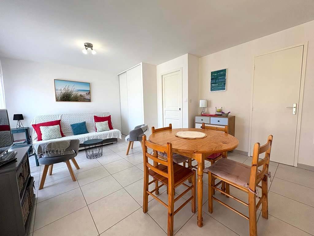 Valras-Loc - Between Beach and Pool in Vendres, Côte d'Améthyste