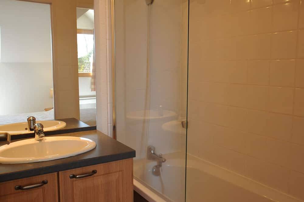 Appartement entier, Résidence le bois de la reine*** -  Appartement duplex 3 pièces cabine 6/8 pers in Lac Pavin, Besse-et-Saint-Anastaise