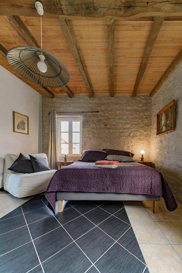 Location de vacances pour 6 personnes, avec terrasse ainsi que piscine et vue à Charroux (Auvergne) - 3