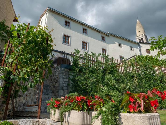 Gîte pour 2 personnes, avec Terrasse ainsi que Jardin et Vue dans Štanjel