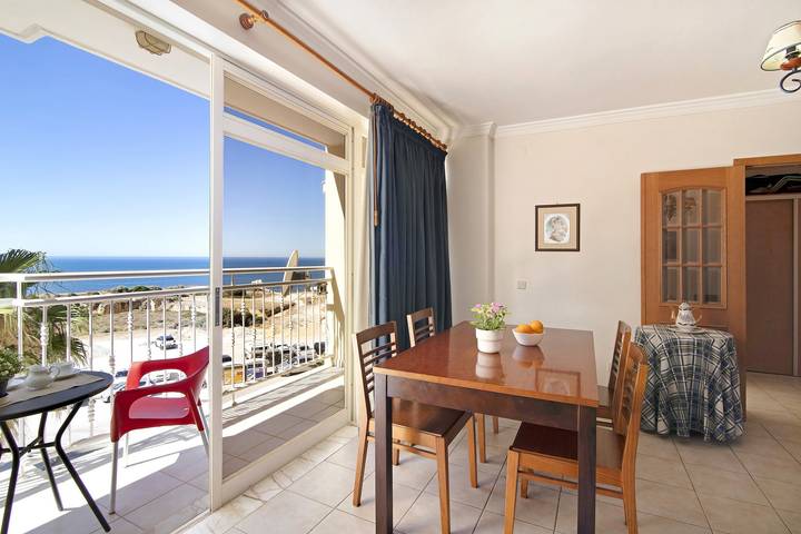 Apartamento inteiro, Apartamento Nau Bérrio 3ºd - Vista Mar com Vista Mar, Piscina, ar condicionado, Wi-Fi in Armação de Pêra (costa), Armação de Pêra