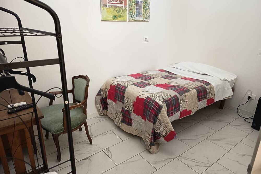 Appartamento intero, Camera Peonia - Singola con Giardino in Comune, Wi-Fi e Aria Condizionata in Prato, Provincia di Prato