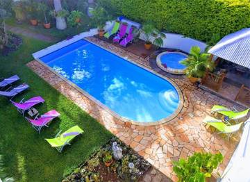 Location de vacances pour 14 personnes, avec jardin et piscine ainsi que jacuzzi et bassin pour enfant, animaux acceptés à Entre-Deux