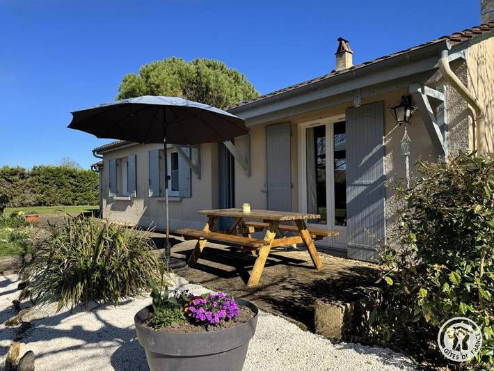 Location de vacances pour 4 personnes, avec terrasse et jardin à Clermont-de-Beauregard