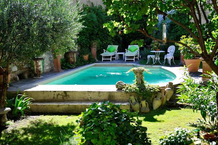 Chambre d’hôte pour 3 personnes, avec piscine et jardin ainsi que vue et terrasse à Villeneuve-lès-Avignon