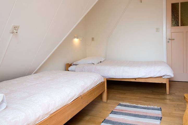 Villetta con 3 camere da letto per 6 persone con giardino e 500 metri dalla spiaggia. in Egmond, Egmond aan Zee