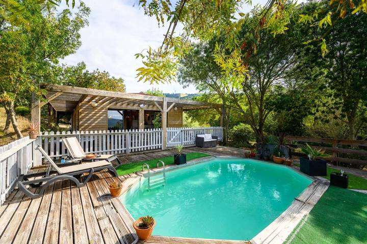 Maison de vacances pour 4 personnes, avec terrasse ainsi que jardin et piscine, animaux acceptés