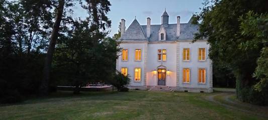 Chambre d’hôte pour 2 personnes, avec vue et jardin ainsi que terrasse et piscine à Usson-du-Poitou