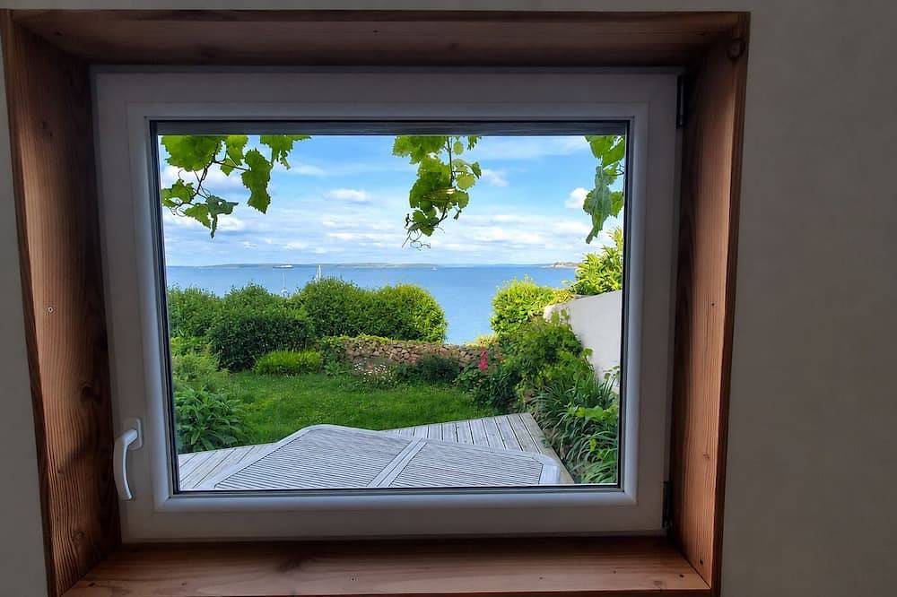 Peaceful cottage overlooking the Rade de Brest, Crozon peninsula Brittany in Roscanvel, Châteaulin und Umgebung