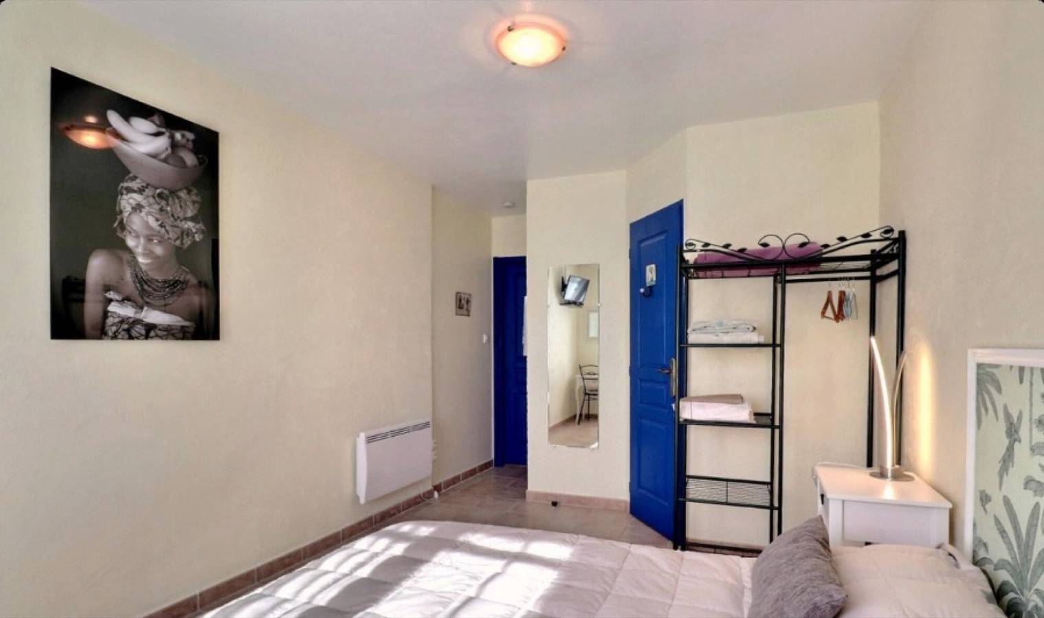 Bed and Breakfast 'Chambre Rez De Chaussée' con piscina, terraza y Wi-Fi compartidos in Saint-Fortunat-sur-Eyrieux, Privas